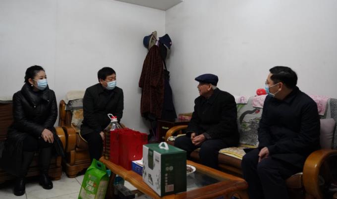 pg赏金女王单机版试玩平台委党委委员、副主任任兴文春节前夕带队走访慰问pg赏金女王单机版试玩平台集团老党员