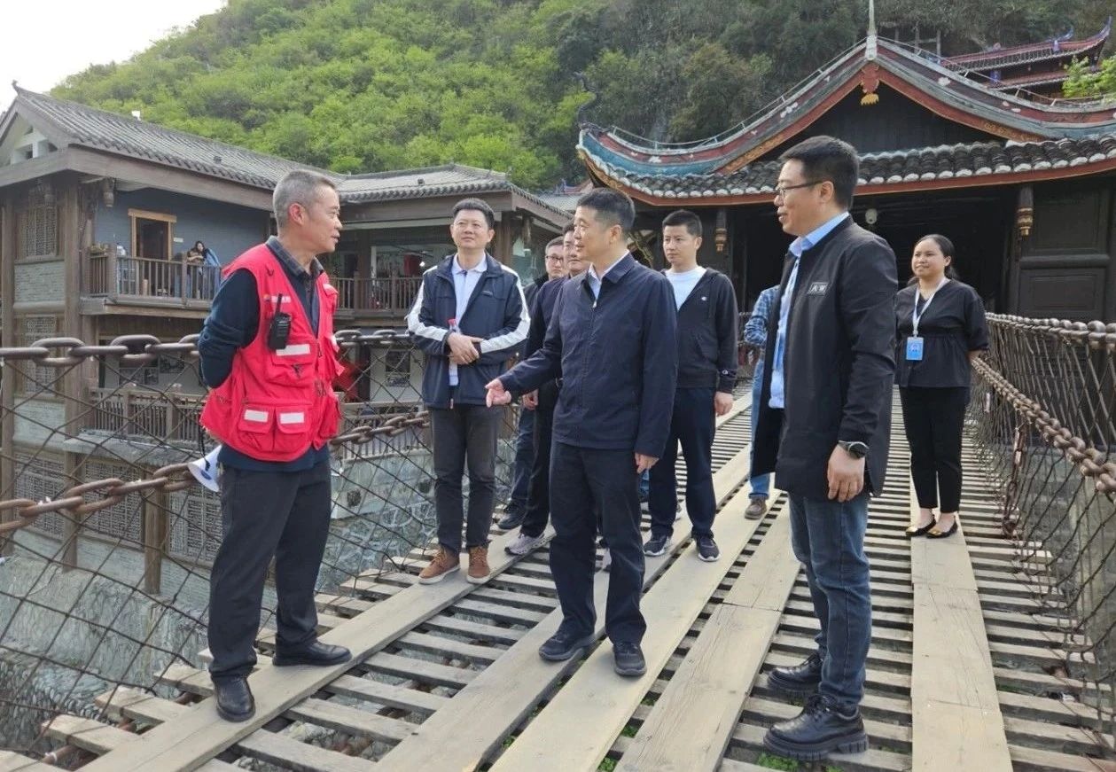 省pg赏金女王单机版试玩平台集团党委书记、董事长游勇率队到泸定桥和牛背山景区开展“五一”节前清静专项检查